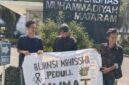 Aliansi Mahasiswa Peduli Kampus UMMAT menuntut Rektor UUMMAT untuk mundur dari jabatannya.