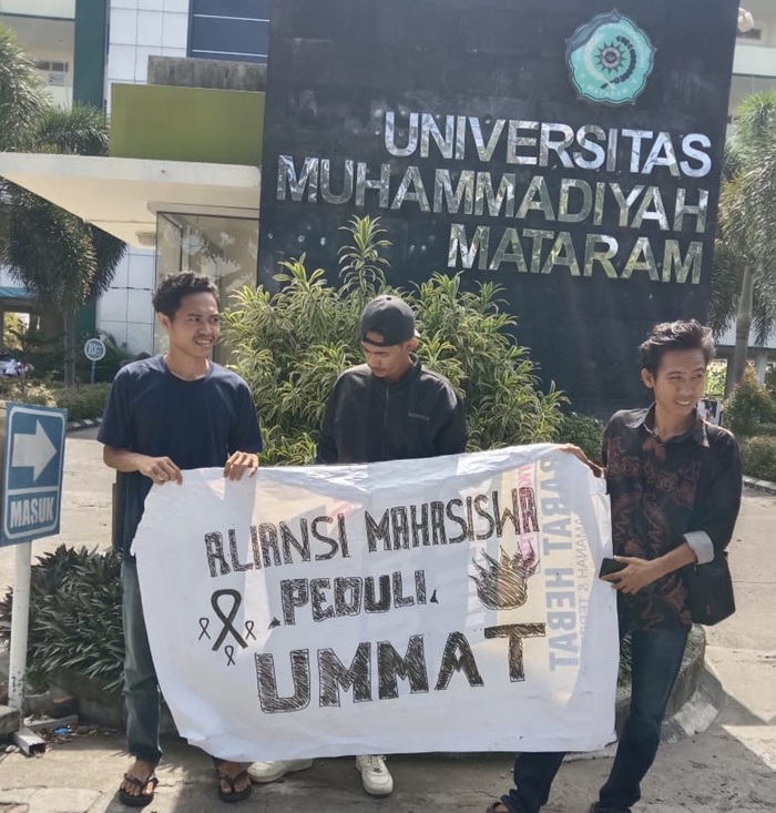 Aliansi Mahasiswa Peduli Kampus UMMAT menuntut Rektor UUMMAT untuk mundur dari jabatannya.