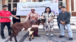 Astra Motor NTB saat menyalurkan hewan kambing ke masjid di Ring 1 Perusahaan dalam menyambut Hari Raya Idul Adha 1446 Hijriah.