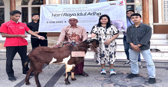 Astra Motor NTB saat menyalurkan hewan kambing ke masjid di Ring 1 Perusahaan dalam menyambut Hari Raya Idul Adha 1446 Hijriah.