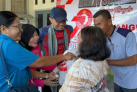 Suasana pembagian bantuan sosial dalam rangka Hari Bhayangkara ke-7 oleh Polres Lombok Utara.