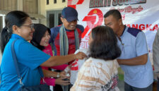 Suasana pembagian bantuan sosial dalam rangka Hari Bhayangkara ke-7 oleh Polres Lombok Utara.