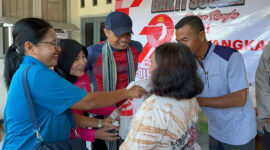 Suasana pembagian bantuan sosial dalam rangka Hari Bhayangkara ke-7 oleh Polres Lombok Utara.
