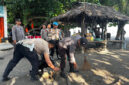 Suasana kegiatan Bakti Sosial Bersih Pantai di pesisir Pantai Kerakas, Desa Segara Katon, Kecamatan Gangga, Kabupaten Lombok Utara (KLU).