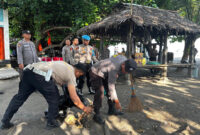 Suasana kegiatan Bakti Sosial Bersih Pantai di pesisir Pantai Kerakas, Desa Segara Katon, Kecamatan Gangga, Kabupaten Lombok Utara (KLU).