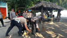 Suasana kegiatan Bakti Sosial Bersih Pantai di pesisir Pantai Kerakas, Desa Segara Katon, Kecamatan Gangga, Kabupaten Lombok Utara (KLU).