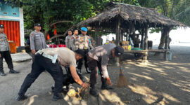 Suasana kegiatan Bakti Sosial Bersih Pantai di pesisir Pantai Kerakas, Desa Segara Katon, Kecamatan Gangga, Kabupaten Lombok Utara (KLU).
