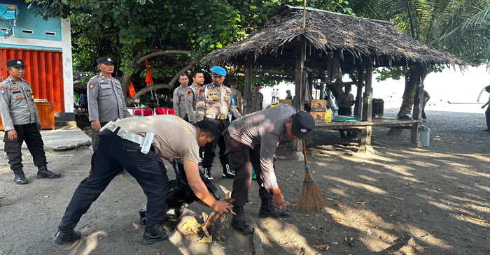 Suasana kegiatan Bakti Sosial Bersih Pantai di pesisir Pantai Kerakas, Desa Segara Katon, Kecamatan Gangga, Kabupaten Lombok Utara (KLU).