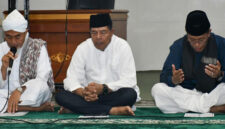 Bupati Lotim, H Haerul Warisin (tengah) pada saat acara doa bersama menyambut 1 Muharam 1447 Hijriah.