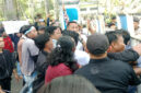 Puluhan aktivis dan mahasiswa Lombok Barat saat menggelar aksi unjuk rasa di depan Kantor Bupati Lombok Barat, pada Senin (2/6/2025).