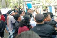 Puluhan aktivis dan mahasiswa Lombok Barat saat menggelar aksi unjuk rasa di depan Kantor Bupati Lombok Barat, pada Senin (2/6/2025).
