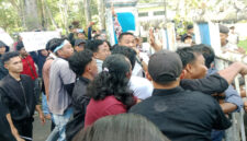 Puluhan aktivis dan mahasiswa Lombok Barat saat menggelar aksi unjuk rasa di depan Kantor Bupati Lombok Barat, pada Senin (2/6/2025).