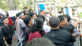 Puluhan aktivis dan mahasiswa Lombok Barat saat menggelar aksi unjuk rasa di depan Kantor Bupati Lombok Barat, pada Senin (2/6/2025).