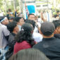 Puluhan aktivis dan mahasiswa Lombok Barat saat menggelar aksi unjuk rasa di depan Kantor Bupati Lombok Barat, pada Senin (2/6/2025).