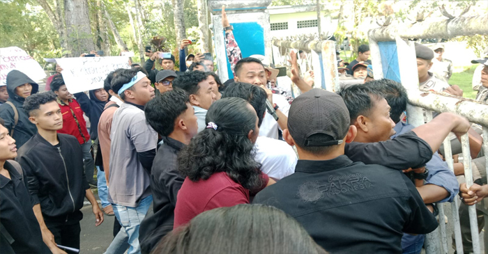 Puluhan aktivis dan mahasiswa Lombok Barat saat menggelar aksi unjuk rasa di depan Kantor Bupati Lombok Barat, pada Senin (2/6/2025).