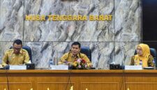 Plh Sekda NTB, HL Mohammad Faozal (tengah) saat membuka coffe morning, di Gedung Sangkareang Kompleks Kantor Gubernur NTB.