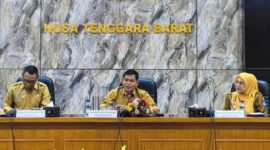 Plh Sekda NTB, HL Mohammad Faozal (tengah) saat membuka coffe morning, di Gedung Sangkareang Kompleks Kantor Gubernur NTB.