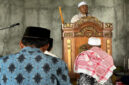 Anggota DPR RI Fraksi NasDem, H Fauzan Khalid saat bertindak sebagai khatib sholat Jumat di Masjid Nurul Hijrah, Dusun Penyambak, Desa Beleka, Kecamatan Praya Timur, Lombok Tengah, Jumat (13/6/2025).
