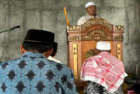 Anggota DPR RI Fraksi NasDem, H Fauzan Khalid saat bertindak sebagai khatib sholat Jumat di Masjid Nurul Hijrah, Dusun Penyambak, Desa Beleka, Kecamatan Praya Timur, Lombok Tengah, Jumat (13/6/2025).