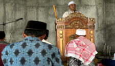 Anggota DPR RI Fraksi NasDem, H Fauzan Khalid saat bertindak sebagai khatib sholat Jumat di Masjid Nurul Hijrah, Dusun Penyambak, Desa Beleka, Kecamatan Praya Timur, Lombok Tengah, Jumat (13/6/2025).
