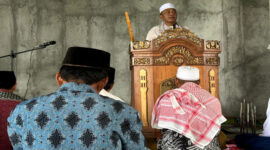 Anggota DPR RI Fraksi NasDem, H Fauzan Khalid saat bertindak sebagai khatib sholat Jumat di Masjid Nurul Hijrah, Dusun Penyambak, Desa Beleka, Kecamatan Praya Timur, Lombok Tengah, Jumat (13/6/2025).