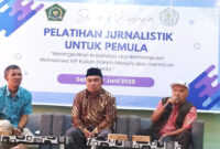 Wabendum JMSI Pusat sekaligus Pembina JMSI NTB, H Rudi Hidayat (kanan) saat menjadi narasumber pelatihan jurnalistik di IAIQH Bagu.