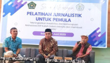 Wabendum JMSI Pusat sekaligus Pembina JMSI NTB, H Rudi Hidayat (kanan) saat menjadi narasumber pelatihan jurnalistik di IAIQH Bagu.