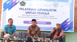 Wabendum JMSI Pusat sekaligus Pembina JMSI NTB, H Rudi Hidayat (kanan) saat menjadi narasumber pelatihan jurnalistik di IAIQH Bagu.