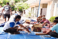 Suasana pemotongan daging qurban Hari Raya Idul Adha 1446 Hijriah di Masjid At-Taubah, Komplek Lingkungan Karang Bedil, Kota Mataram, Sabtu (7/6/2025).
