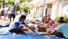 Suasana pemotongan daging qurban Hari Raya Idul Adha 1446 Hijriah di Masjid At-Taubah, Komplek Lingkungan Karang Bedil, Kota Mataram, Sabtu (7/6/2025).