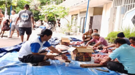 Suasana pemotongan daging qurban Hari Raya Idul Adha 1446 Hijriah di Masjid At-Taubah, Komplek Lingkungan Karang Bedil, Kota Mataram, Sabtu (7/6/2025).