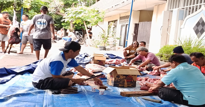 Suasana pemotongan daging qurban Hari Raya Idul Adha 1446 Hijriah di Masjid At-Taubah, Komplek Lingkungan Karang Bedil, Kota Mataram, Sabtu (7/6/2025).