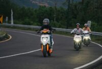 Terlihat tida pengendara saat mengendarai sepeda motor listrik Honda.