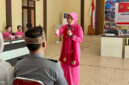 Ketua Bhayangkari Cabang Lombok Utara, Ny Heny Agus Purwanta saat sosialisasi Sosialisasikan Filosofi Cupu Manik Astagina. 
