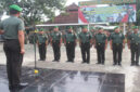 Dandim 1620/Loteng, Letkol Arm Karimmuddin Rangkuti saat memimpin Upacara Korps Raport Sertijab Tujuh Perwira Kodim 1620/Loteng di Lapangan Upacara Makodim, Rabu (25/6/2025).
