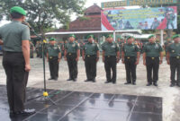 Dandim 1620/Loteng, Letkol Arm Karimmuddin Rangkuti saat memimpin Upacara Korps Raport Sertijab Tujuh Perwira Kodim 1620/Loteng di Lapangan Upacara Makodim, Rabu (25/6/2025).