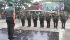 Dandim 1620/Loteng, Letkol Arm Karimmuddin Rangkuti saat memimpin Upacara Korps Raport Sertijab Tujuh Perwira Kodim 1620/Loteng di Lapangan Upacara Makodim, Rabu (25/6/2025).