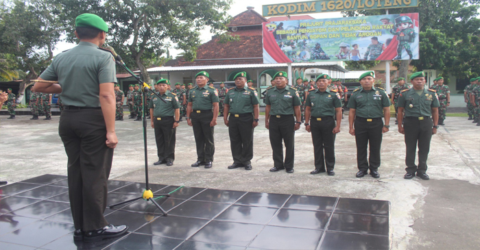 Dandim 1620/Loteng, Letkol Arm Karimmuddin Rangkuti saat memimpin Upacara Korps Raport Sertijab Tujuh Perwira Kodim 1620/Loteng di Lapangan Upacara Makodim, Rabu (25/6/2025).