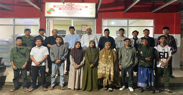 Pose bersama di sela-sela pembentukan Koperasi Desa Merah Putih di Desa Selebung, Kecamatan Batukliang.