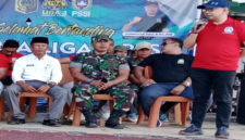 Ketua DPRD yang juga Ketua PSSI Lotim, M Yusri (berdiri) saat memberikan sambutan sebelum membuka turnamen Liga 3 ASKAB PSSI Lotim tahun 2025.