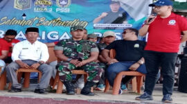 Ketua DPRD yang juga Ketua PSSI Lotim, M Yusri (berdiri) saat memberikan sambutan sebelum membuka turnamen Liga 3 ASKAB PSSI Lotim tahun 2025.
