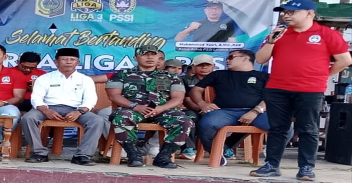 Ketua DPRD yang juga Ketua PSSI Lotim, M Yusri (berdiri) saat memberikan sambutan sebelum membuka turnamen Liga 3 ASKAB PSSI Lotim tahun 2025.