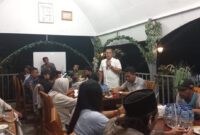 Sekretaris Deputi Promosi dan Kerjasama BGN RI, Kombes Pol Lalu Muhammad Iwan Mahardan saat tampil sebagai narasumber utama dalam sosialisasi program Makan Bergizi Gratis (MBG) kepada masyarakat dengan menggandeng seluruh insan media di Pulau Lombok, Sabtu malam (14/6/2025).