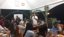 Sekretaris Deputi Promosi dan Kerjasama BGN RI, Kombes Pol Lalu Muhammad Iwan Mahardan saat tampil sebagai narasumber utama dalam sosialisasi program Makan Bergizi Gratis (MBG) kepada masyarakat dengan menggandeng seluruh insan media di Pulau Lombok, Sabtu malam (14/6/2025).