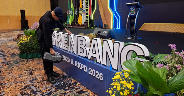Terlihat anggota Satuan Brimob Polda NTB saat  mengecek lokasi pelaksanaan Munrenbang RPJMD 2025–2029 dan RKPD 2026, di Hotel Lombok Raya Mataram, Rabu (4/6/2025.