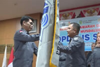 Ketua Umum DPP PJS, Mahmud Marhaba saat melantik Ketua DPD PJS Sumsel, Edi Triono.