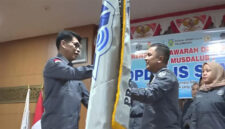 Ketua Umum DPP PJS, Mahmud Marhaba saat melantik Ketua DPD PJS Sumsel, Edi Triono.