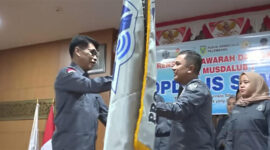 Ketua Umum DPP PJS, Mahmud Marhaba saat melantik Ketua DPD PJS Sumsel, Edi Triono.