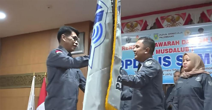 Ketua Umum DPP PJS, Mahmud Marhaba saat melantik Ketua DPD PJS Sumsel, Edi Triono.