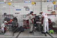 Petugas AHASS saat memberikan pelayanan service sepeda motor Honda milik konsumen.